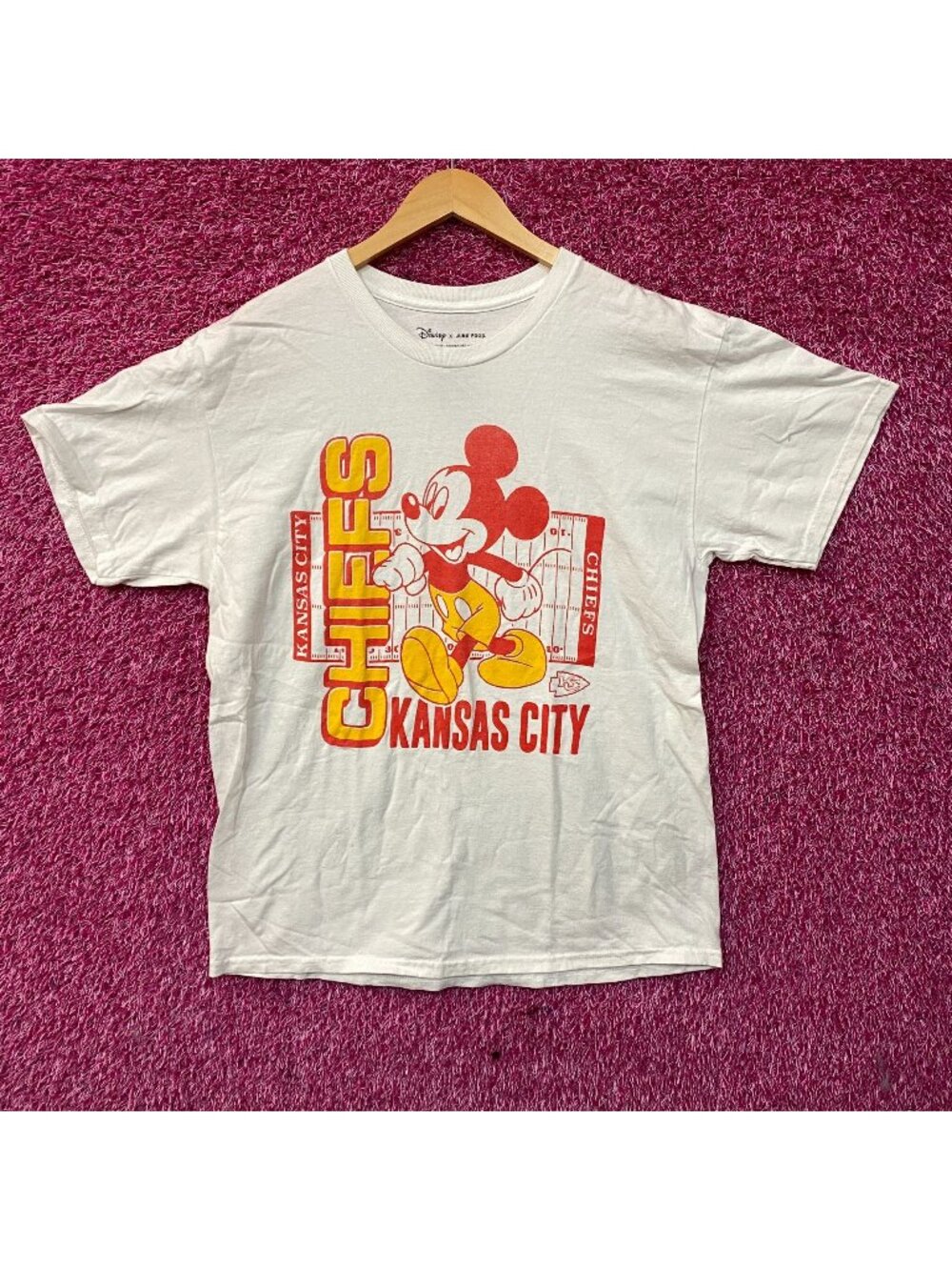 Disney x Junk Food Kansas City Chiefs Mickey Mouse Field T-Shirt Medium